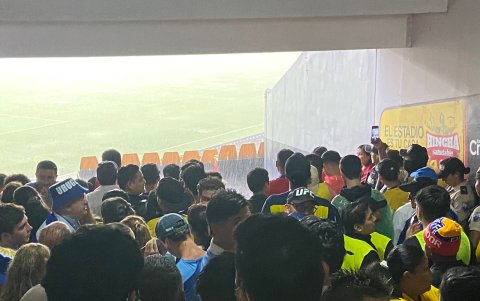 Hinchas ecuatorianos y uruguayos aguardan dentro de las instalaciones del Monumental, mientras la lluvia se detiene.