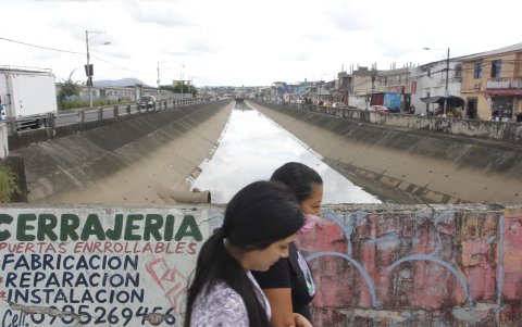 Las Orquídeas (d), separada por un gran canal de agua de Mucho Lote 1, es uno de los sectores también que se inunda todos los inviernos.
