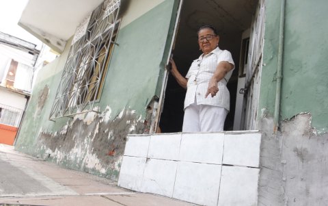 Doña Diamela Fienco, de 70 años, muestras las consecuencias de sufrir todos los años por la marea y las lluvias. En su casa también construyó un muro.