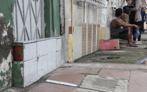 La imagen se repite en cada casa de las calles cercanas al estero Salado, en el barrio Garay, centro de la ciudad.
