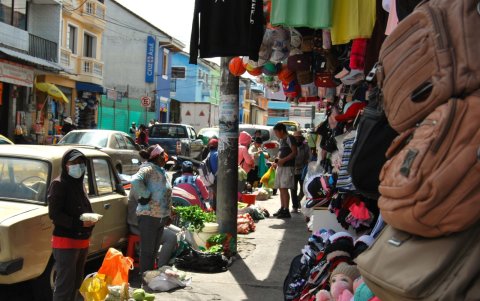 Panorama. En las veredas, junto al comercio regular, es cada vez más visible la presencia de vendedores informales.