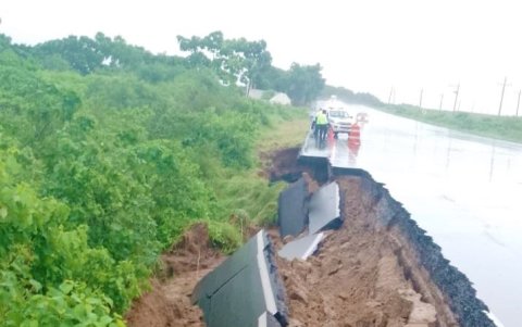 Un tramo de la carpeta asfalta en la carretera que una a Santa Elena con Guayaquil se desprendió.