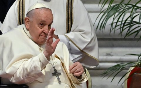 Durante la misa el Papa bendice el aceite Crismal que se utiliza para los sacramentos religiosos durante este año.