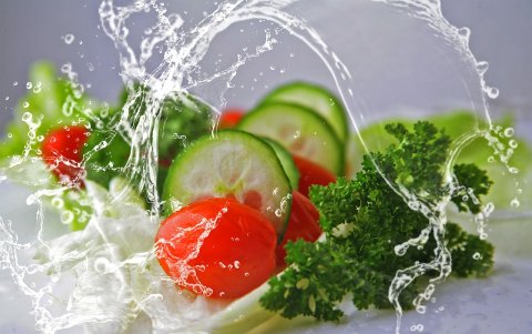 Enjuaga los alimentos con abundante agua.
