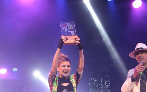 Mar Rendón recibiendo su premio a la artista más escuchada en radios.