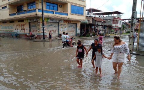 Las familias se han visto obligadas por caminar por las aguas que están llenas de lodo y basura.