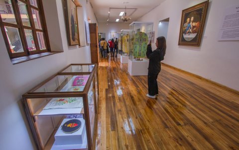 Algunas salas del lugar cuentan con pequeñas esculturas, y con casullas, estolas y manípulos.