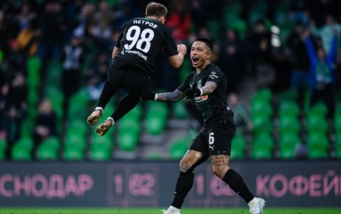 Cristian Ramírez (d) mostró una solvente marca y disputó los 90 minutos con su equipo el Krassnodar.