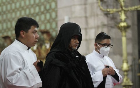 2. Vestimenta. Ocho sacerdotes llevaban largas túnicas negras, las caudas, en señal de los pecados que ahogan a los fieles. Al final de la ceremonia estas son removidas.