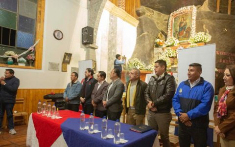 Iluminación. Gracias al trabajo en equipo de la comunidad, el santuario cobra vida por la noche.