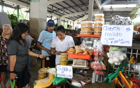 Humitas. Varios puestos en el mercado ofrecen el choclo molido. La libra la venden a 1 dólar y si se compran más de tres libras, el comerciante da ‘de yapa’ las hojas de las mazorcas.