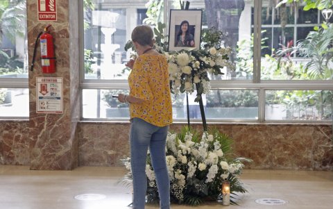 Al cumplirse una semana de su asesinato, un retrato de la directora administrativa del HTMC, Nathaly López, fue colocado en el hall del hospital para una misa en su memoria.