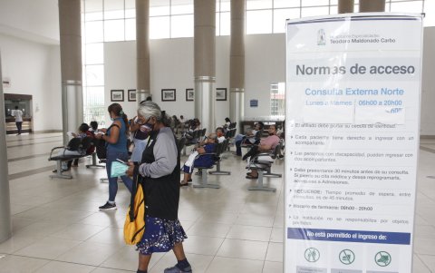 Una de las áreas de Consulta Externa informa cerca de la puerta las normas para el ingreso.