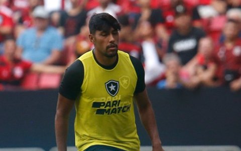 El zaguero Luis Segovia no sumó minutos en Copa Sudamericana.