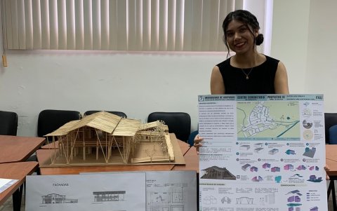 Ana Belén Ormaza Murillo muestra orgullosa el proyecto y la maqueta con la que ganó.