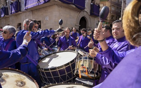 Familias enteras se reunen para el tradicional desfile en la Semana Mayor