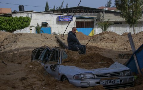 Un palestino inspecciona los daños después de los ataques aéreos israelíes en la ciudad de Gaza, el 07 de abril de 2023.