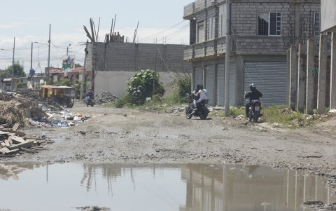 Además de la basura acumulada, las calles de la cooperativa igual que otras aledañas están llenas de agua lluvia.