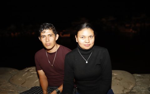 Desde las 05:00, las personas acudieron al Malecón de Posorja. Jimmy Salvador (morado) y Cristina Carbo (negro) fueron los primeros en llegar.