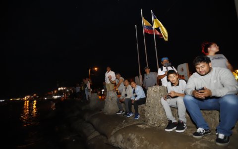 Las personas madrugaron para ver la definición de la regata.