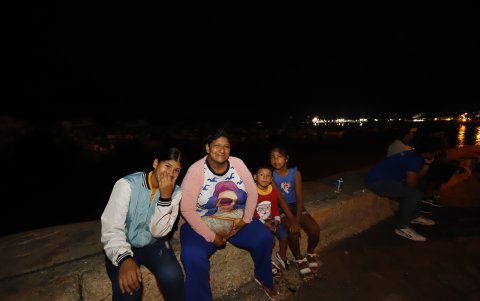 Teresa Yagual y sus tres hijos Yury, Fernando y Doménica Suárez madrugaron por la regata.