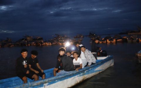 Las personas alquilaron lanchas para ir mar adentro y poder ver los últimos kilómetros de la carrera.