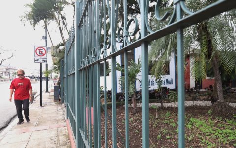 Resguardado. La única unidad móvil de policía que tiene la ciudadela ha sido ubicada dentro del parque central, como medida de precaución ante los hechos violentos que afrontan los UPC de otras zonas.