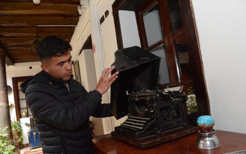 Decoración. En el hotel Portal de Cantuña, máquinas de escribir son parte de la decoración.