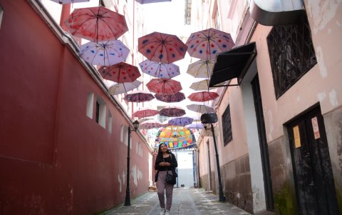 Adornos. Decenas de sombrillas de colores pasteles adornan el pasaje de ingreso al hotel Portal de Cantuña.