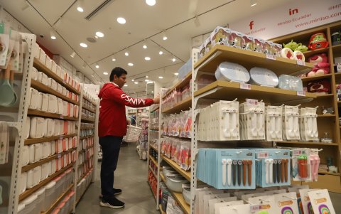 Cautivante. Los productos de primera necesidad y chucherías que se ofrecen llegan en presentaciones atractivas para el público general.