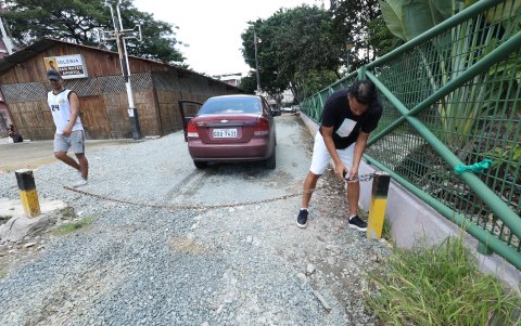 Mediante autogestion, los moradores han colocado cadenas para evitar el ingreso de extraños.