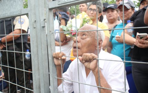 Devoción. Ya sea en la calle, césped o adoquines, cualquier espacio fue ideal para que los católicos doblen sus rodillas y oren.
