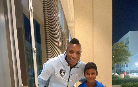 Abraham Rosero, con uno de los jugadores del Al-Ain de Emiratos Árabes.