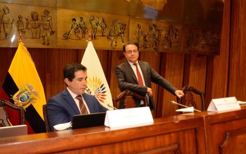 El asambleísta Fernando Villavicencio (d), uno de los solicitantes de seguimiento del dictamen.