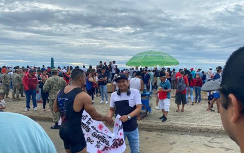 Las personas buscaron a Alexander Arreaga para tomarse fotos con él y el cartel.