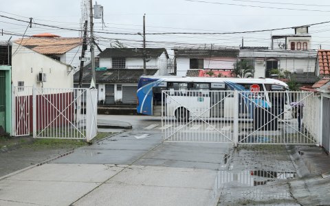 Muchas de las vías cerradas colindan con avenidas donde transitan buses urbanos.
