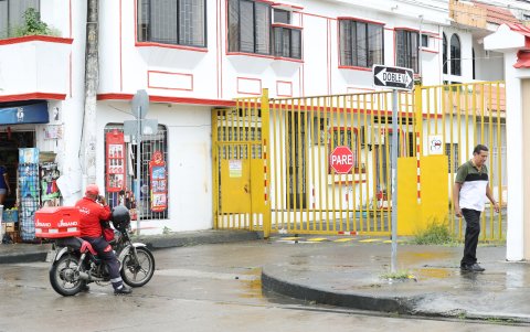 Quienes hacen entregas bajo pedido dicen encontrar muchas trabas con las rejas. Si no entregan se devuelve la tarjeta, lo que genera menos ganancia.