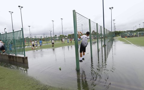 Los juegos infantiles. Lucen en mal estado, inundados y completamente olvidados.
