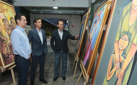 Son 25 obras de gran formato inspiradas en la vida y el amor. En la foto, el pintor Molice (Freddy Molina Cedeño) Jorge Pérez Guerrón y Andrés Molina Ávila.