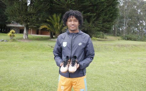 Hancel Batalla y los zapatos que le regalaron sus padres.