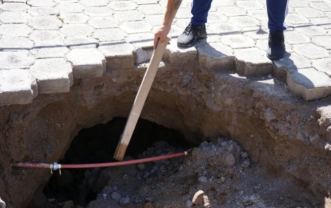 Túnel. A un costado del nuevo tubo colocado en lugar de la vieja manguera, se divisa un conducto que se dirige hacia unos adoquines levantados