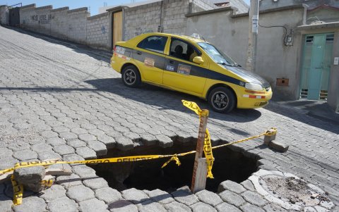 Accidente. Aquí se hundió un automóvil porque cedió la tierra.