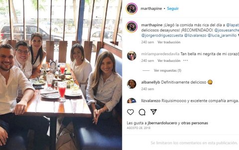 Registro fotográfico del 28 de agosto de 2018, meses antes de la inauguración de Guayarte, en el que se ve a Martha Pine, propietaria de un local de la plaza artística, junto al concejal y actual vicealcalde Josué Sánchez, al entonces vocero municipal y actual concejal Jorge Rodríguez; la periodista de Teleamazonas, que también ha realizado tareas de relaciones públicas a la Corporación para la Seguridad Ciudadana de Guayaquil, Liz Valarezo; y la comunicadora Lucía Jaramillo, quien se ha desempeñado como especialista de políticas en el Cabildo porteño.