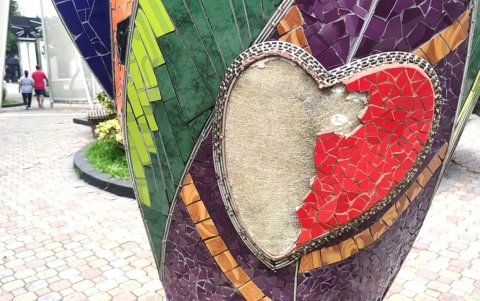 La obra registra evidentes daños. También falta información para los visitantes sobre la representatividad de la escultura.