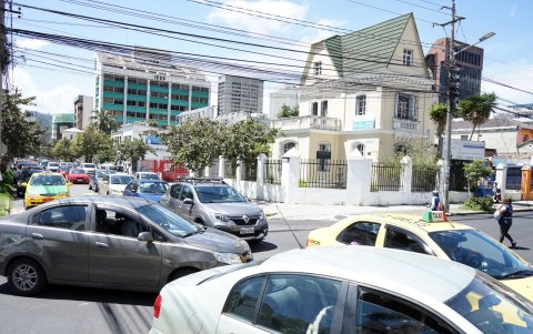 Caos. En diferentes puntos de la ciudad, con pico y placa o fuera de él, la congestión vehicular colapsa las calles.