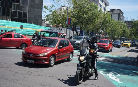 Control. Los agentes metropolitanos de Tránsito son los encargados de velar por el cumplimiento del pico y placa