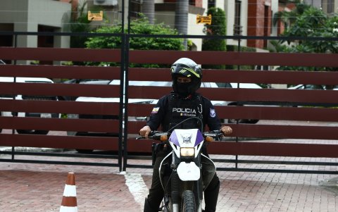 Operativos. Los uniformados realizaron operativos en los alrededores de la ciudadela privada la tarde de ayer. Luego de más de 15 horas del incidente.
