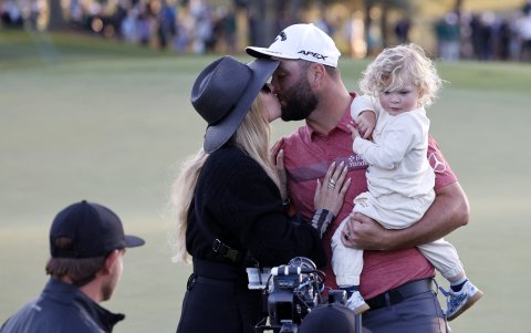Rahm celebró con su esposa e hijo la consecución del título del domingo 9 de abril.