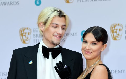 Millie y Jake en la alfombra de los BAFTA en el 2022.