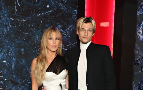 La pareja en la alfombra roja de la premier de Stranger Things 4.
